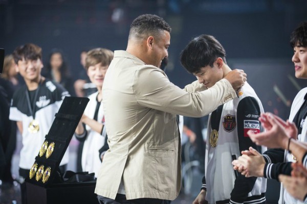 Ronaldo entregando medalha ao faker